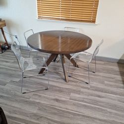 Table An Four Chairs