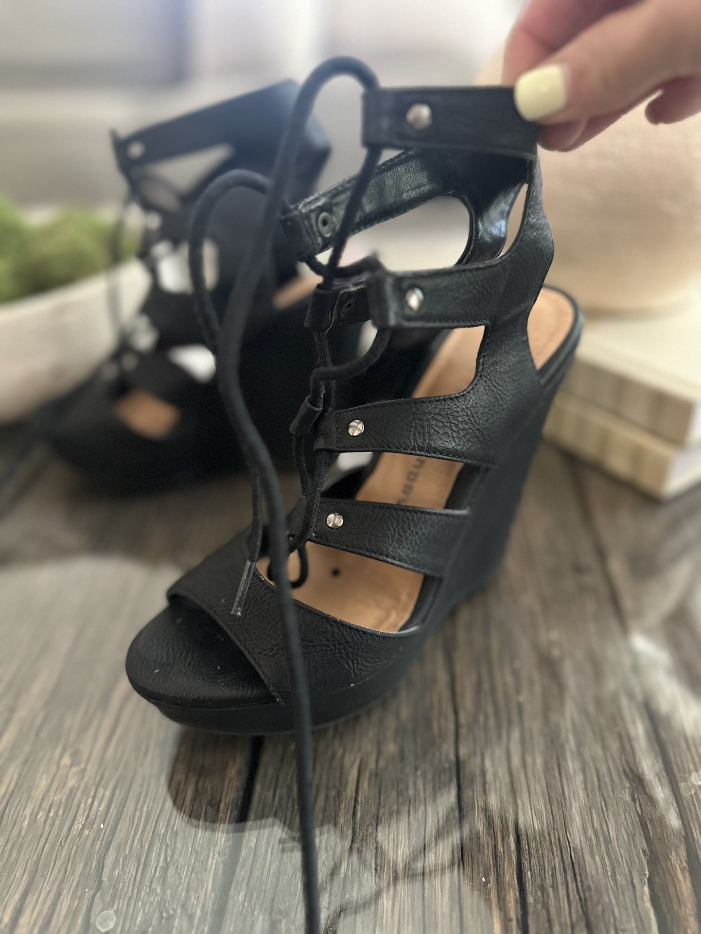 🖤 Black Lace-Up Wedge Sandals – Size 6.5