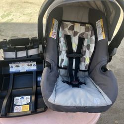 Car seat For Newborn  ( I only accept cash.)