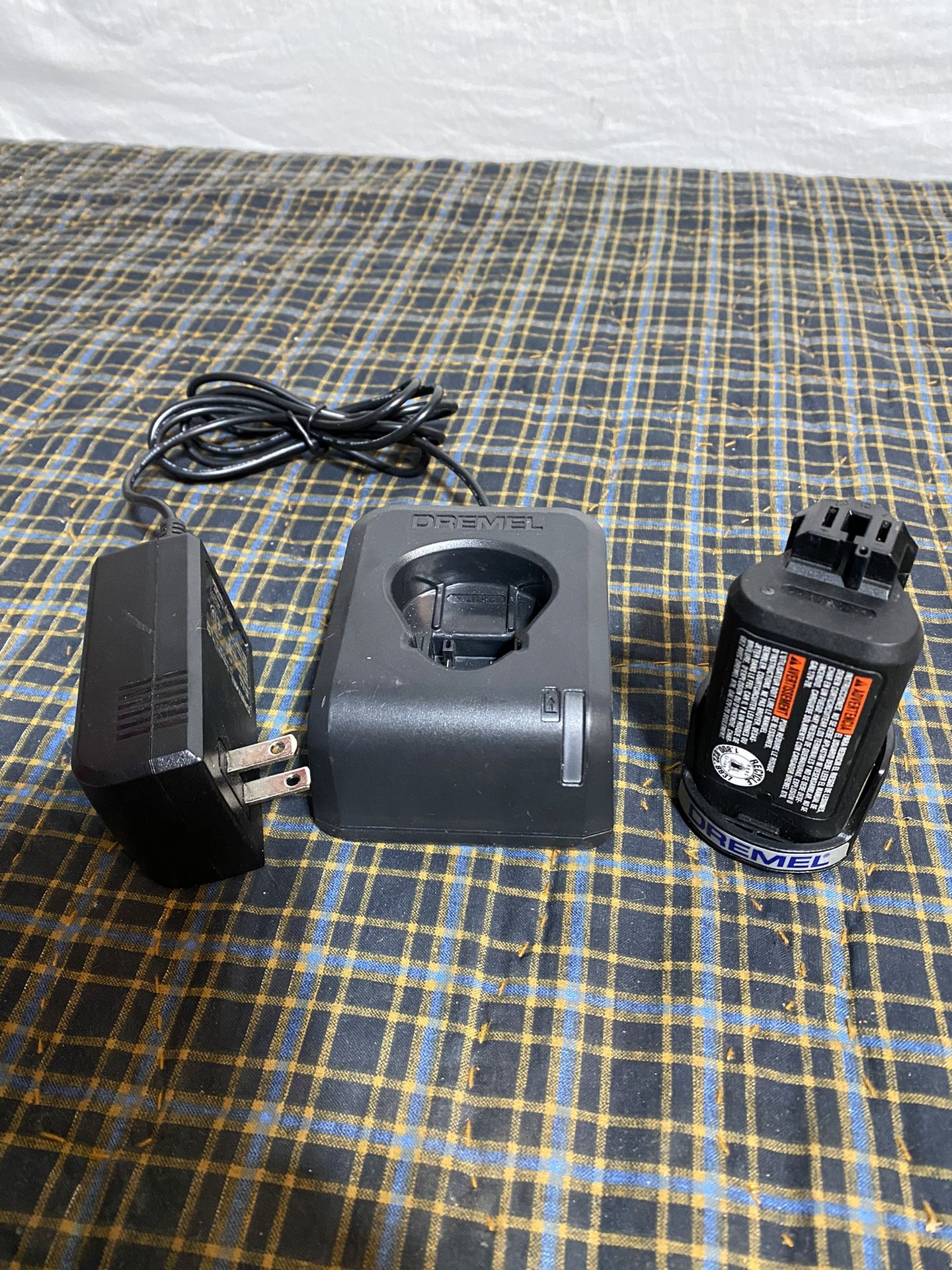 Dremel GAL12V-20 Black 12 Volt Lithium Ion Portable Battery Charger + 12 v max battery