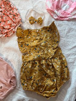 Lots of baby girl clothes