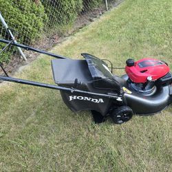 Honda Lawn Mower - m/n HRN216
