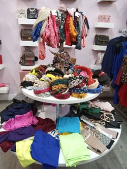 Woman's clothing small-large over 50pcs