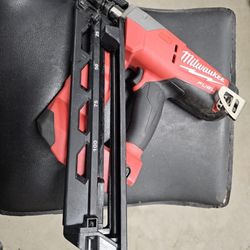 Milwaukee M18 FUEL 15ga Finish Nailer Kit (2743-21)
