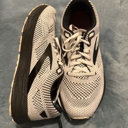 Women Brooks White Shoes Size 9