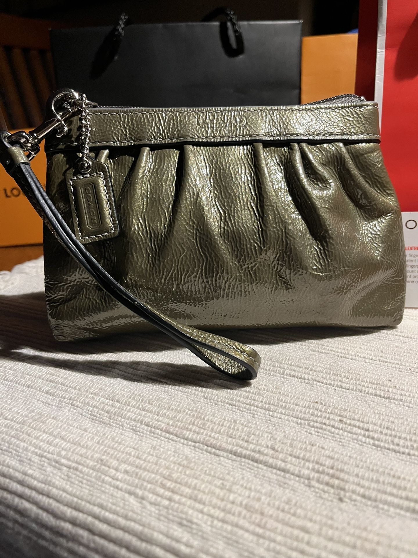 LIKE NEW🎊 Beautiful, Coach, shiny wristlet!