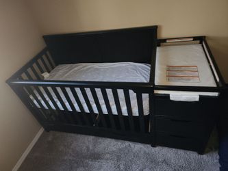 Graco Convertible Crib with Changing Table and Storage Drawers