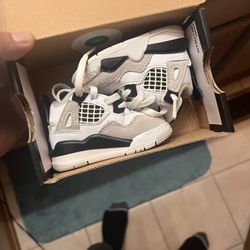 AIR JORDAN 4 