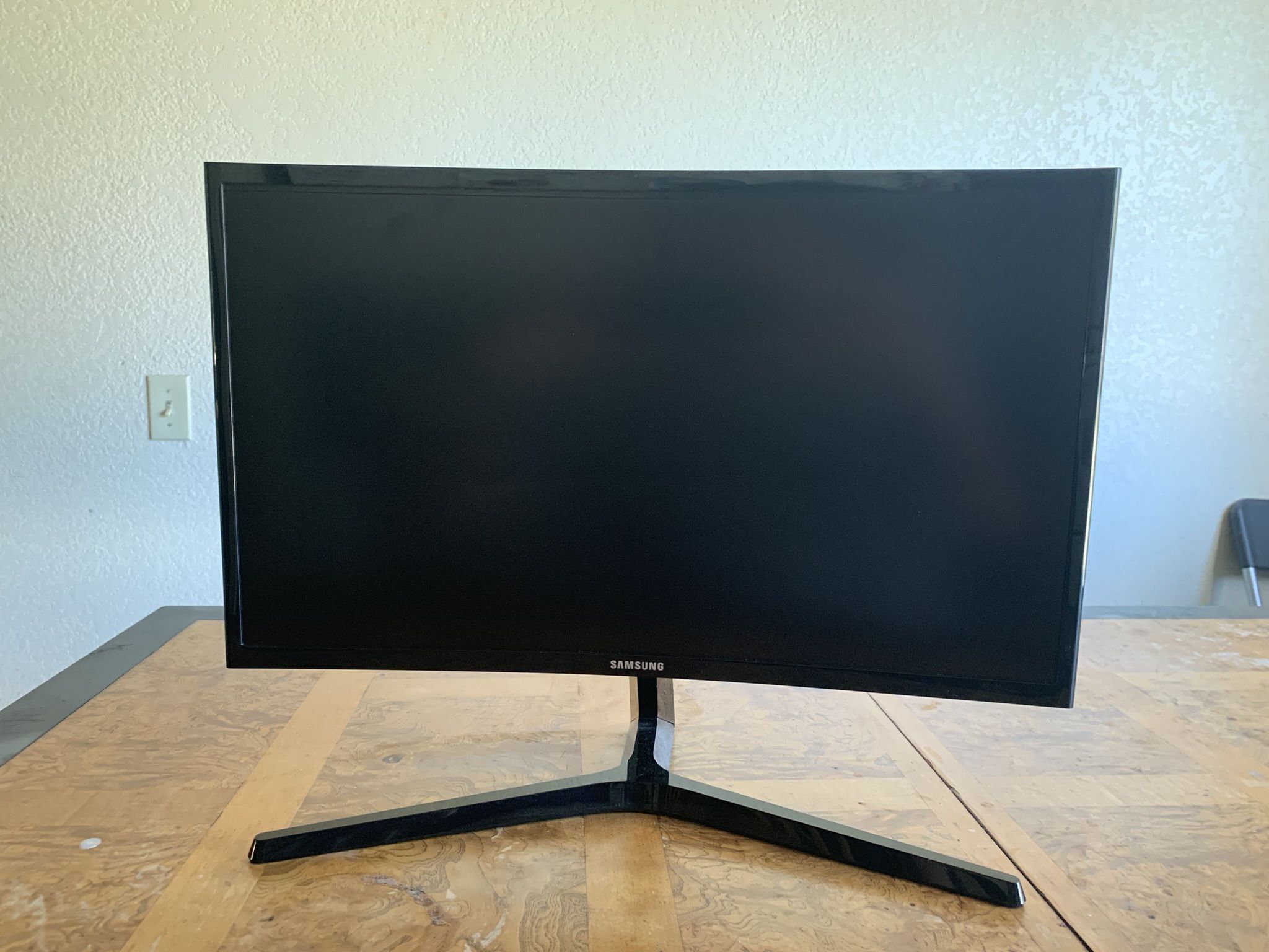 21.5” Curved Monitor