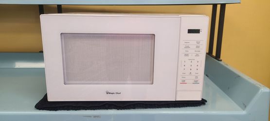 Magic Chef White Countertop Microwave