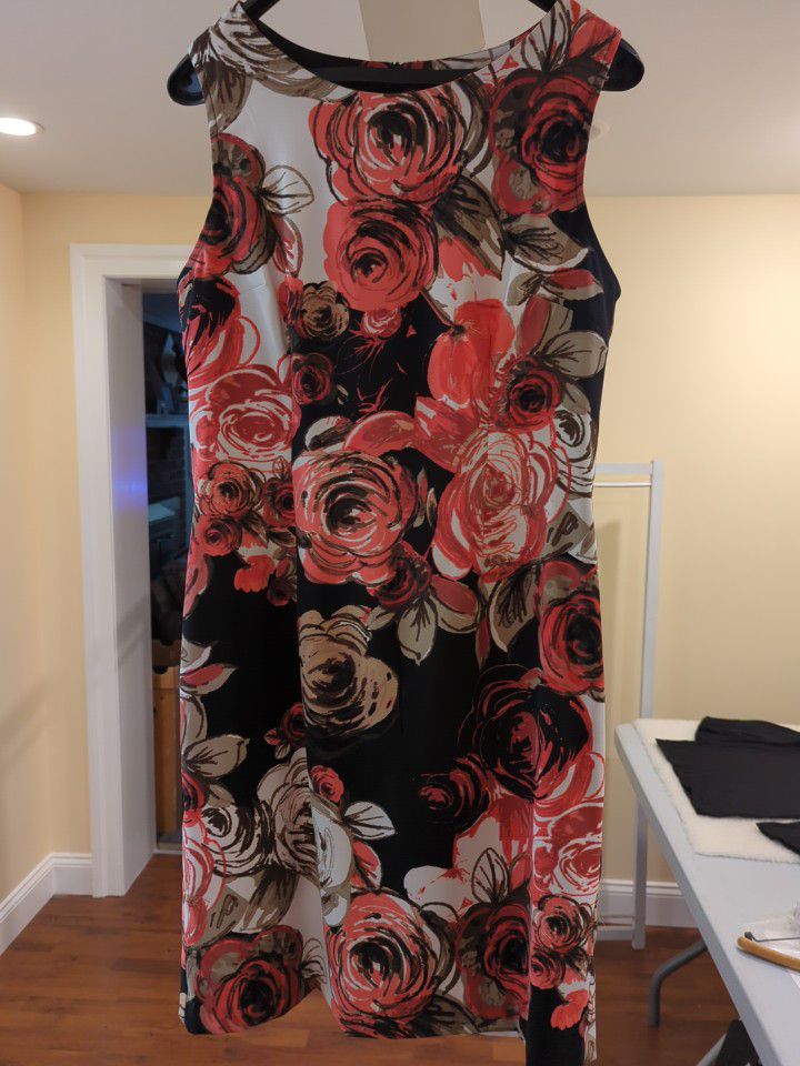 Connected Apparel Women's Sz 10 Black Floral Above The Knee Hug Your Curves Party Dress