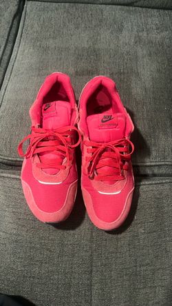 Nike Venture Runner red black size 10.5 new worn in house once great condition