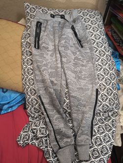 $4 KID'S SWEATPANTS SIZE 6/7