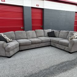 Ashley Furniture Large Sectional Couch *FREE DELIVERY 🚚 