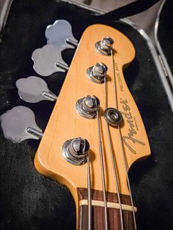 USA Fender precision bass p with case three tone sunburst 4 string electric guitar