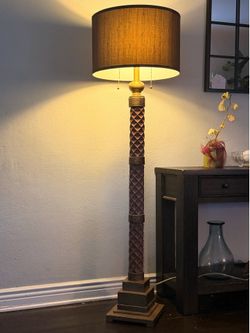 Lámpara de Pie VINTAGE con Estilo Brutalista - Acabado Bronce Tallado