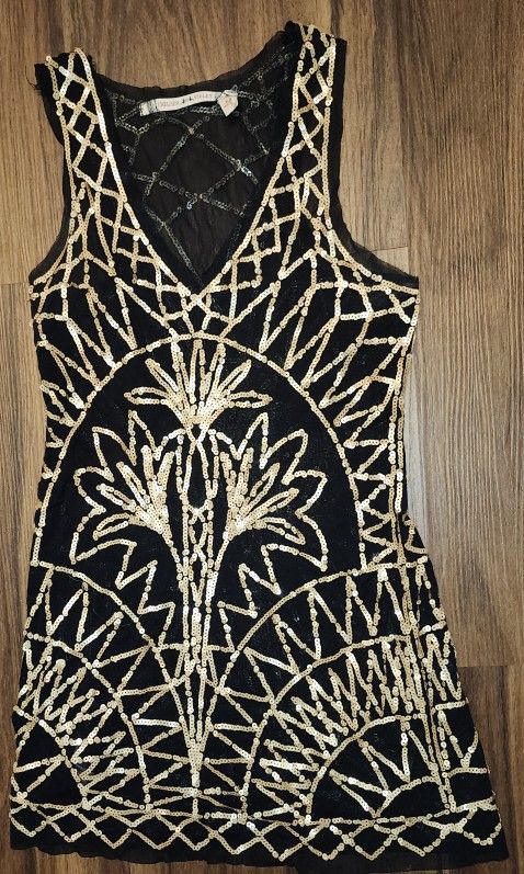 Womens Sz M Chelsea & Violet Black Midi Sleeveless Sheer V-Neck Dress w Gold Sequins Front & Back in very gently loved condition w no Flaws