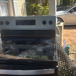 Whirlpool Electric Stove  Almost Brand New  Still Have Plastic On It 