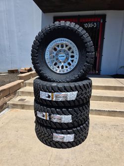 17" KM235 beadlocks w- 35" Toyo MT Open Country