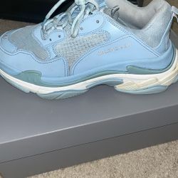 TRIPLE S SIZE 43 COMES WITH BOX LIGHT BLUE GOES FOR 1k ON STOCKX