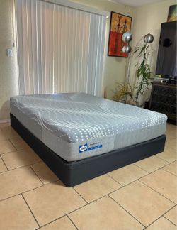 VERY NICE LIKE NEW QUEEN SIZE SEALY POSTUREPEDIC MATTRESS AND BOXSPRING FOR SALE! IN GREAT CONDITION,  FREE DELIVERY