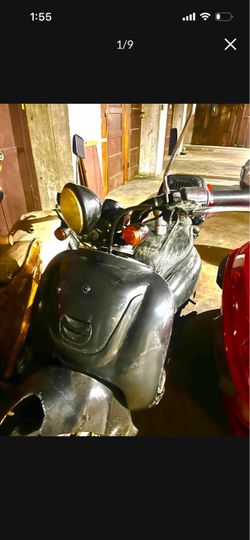 Vintage Vespa-Style Scooter Moped