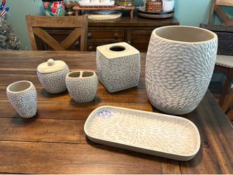 Cynthia Rowley Bathroom Set