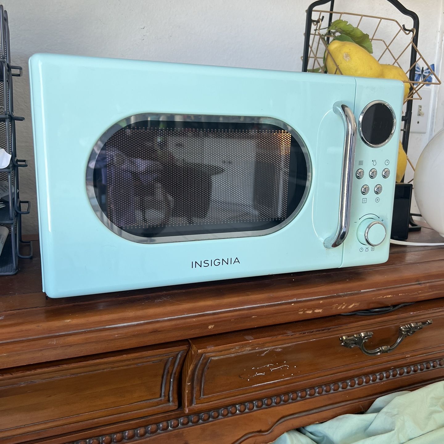 Insignia Mint Microwave 0.7 Retro Compact 