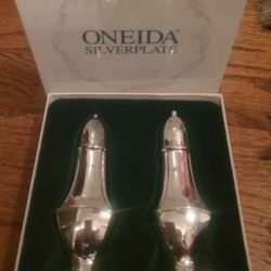Brand New Oneida Silverplate Salt and Pepper Set