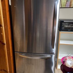 LG 25.5-cu Ft Bottom-freezer Refrigerator With Ice Maker