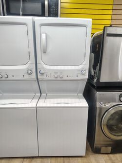 GE electric 220v stackable washer dryer súper capacity In Excellent Working Condition