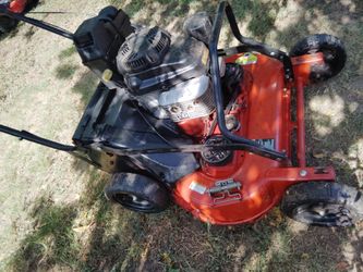 Se vende xmark 30 pulgadas commercial motor Kawasaki no tiene bolsa en buenas condiciones jalando al cien lista pal trabajo