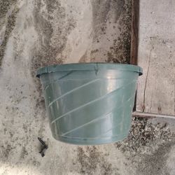 Green Plastic Planter $4 each have 150 total Located Mount Fora Fla 32757