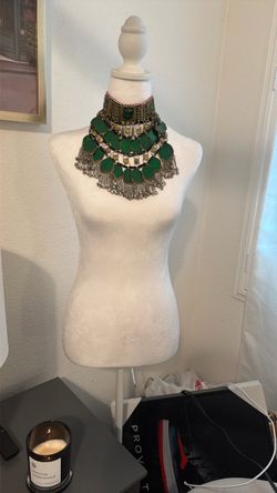 Mannequin without jewelry