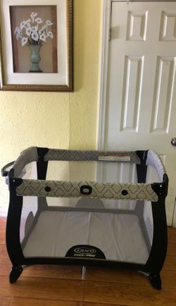 Graco 2 story play pen with new born bassinet and dipper changer bassinet and a storage bag