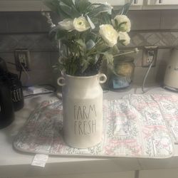 Rae Dunn. FARM FRESH VASE !!