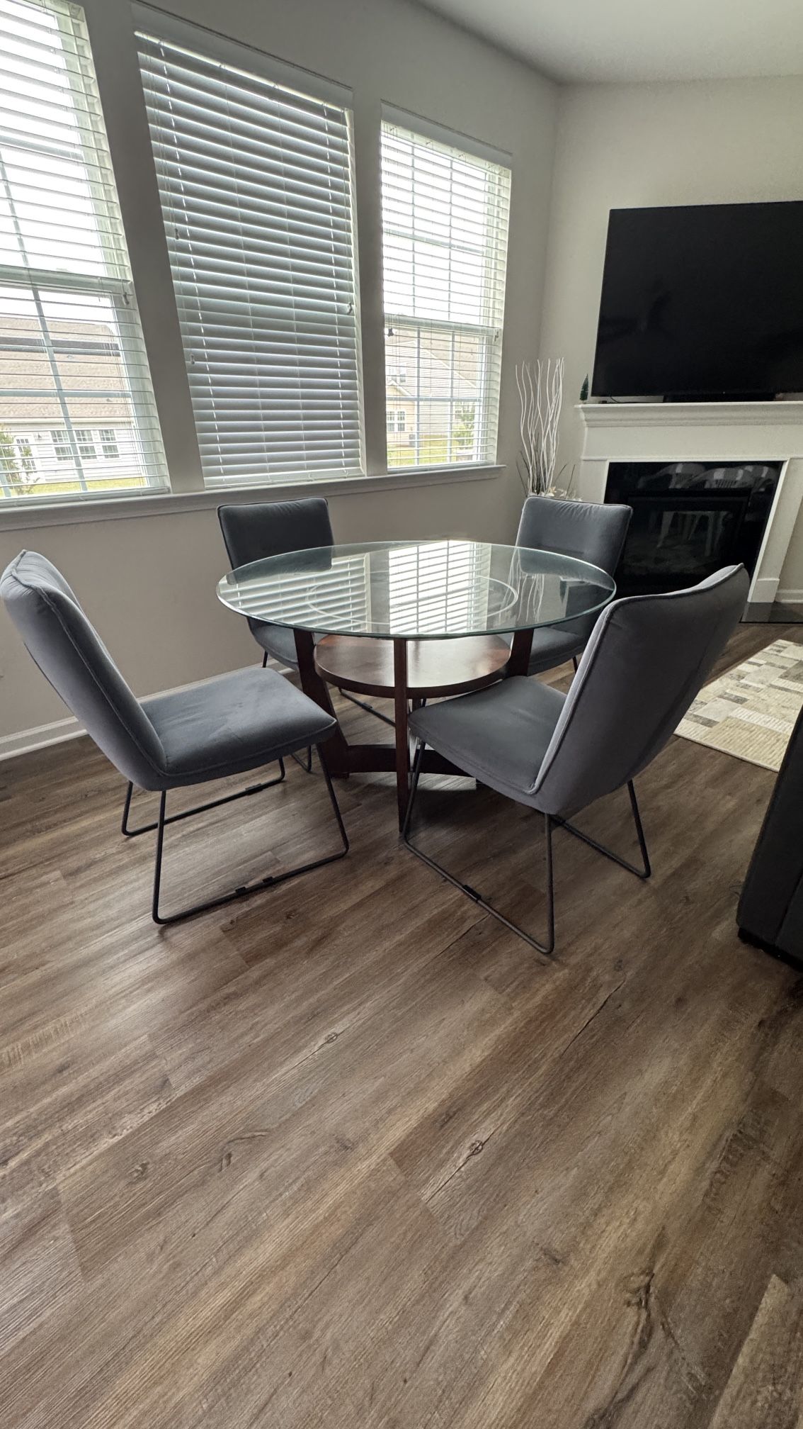 Dinning Table With Chairs