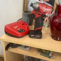 Milwaukee  Fuel  12 Volt With M12  Red Lithium Xc4.0 Battery 