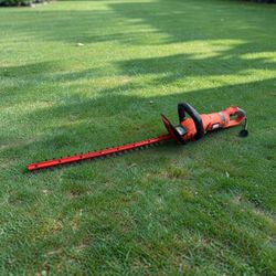 BLACK+DECKER 24 in. 3.3 Amp Corded Dual Action Electric Hedge Hog Trimmer, Works Great! Retails $99