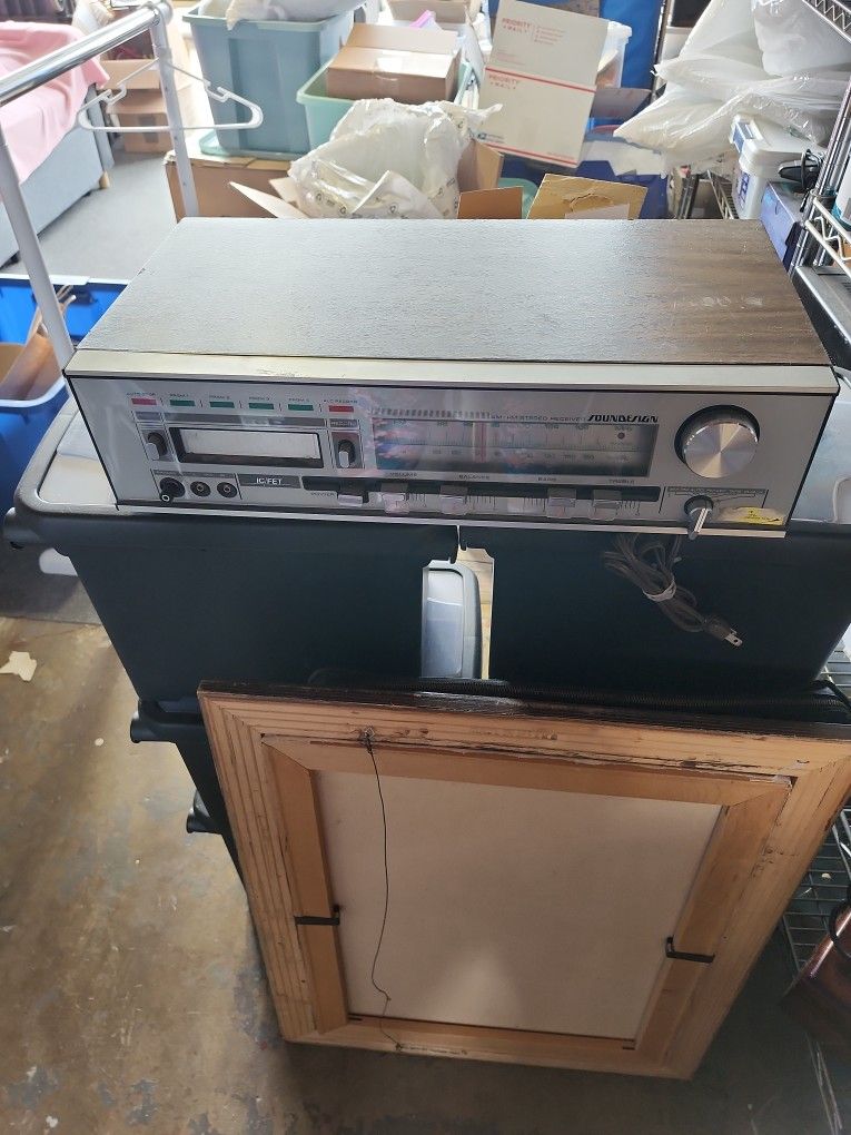 Vintage Soundesign AM/FM Receiver/Tuner W/8-track. Mid 1970s