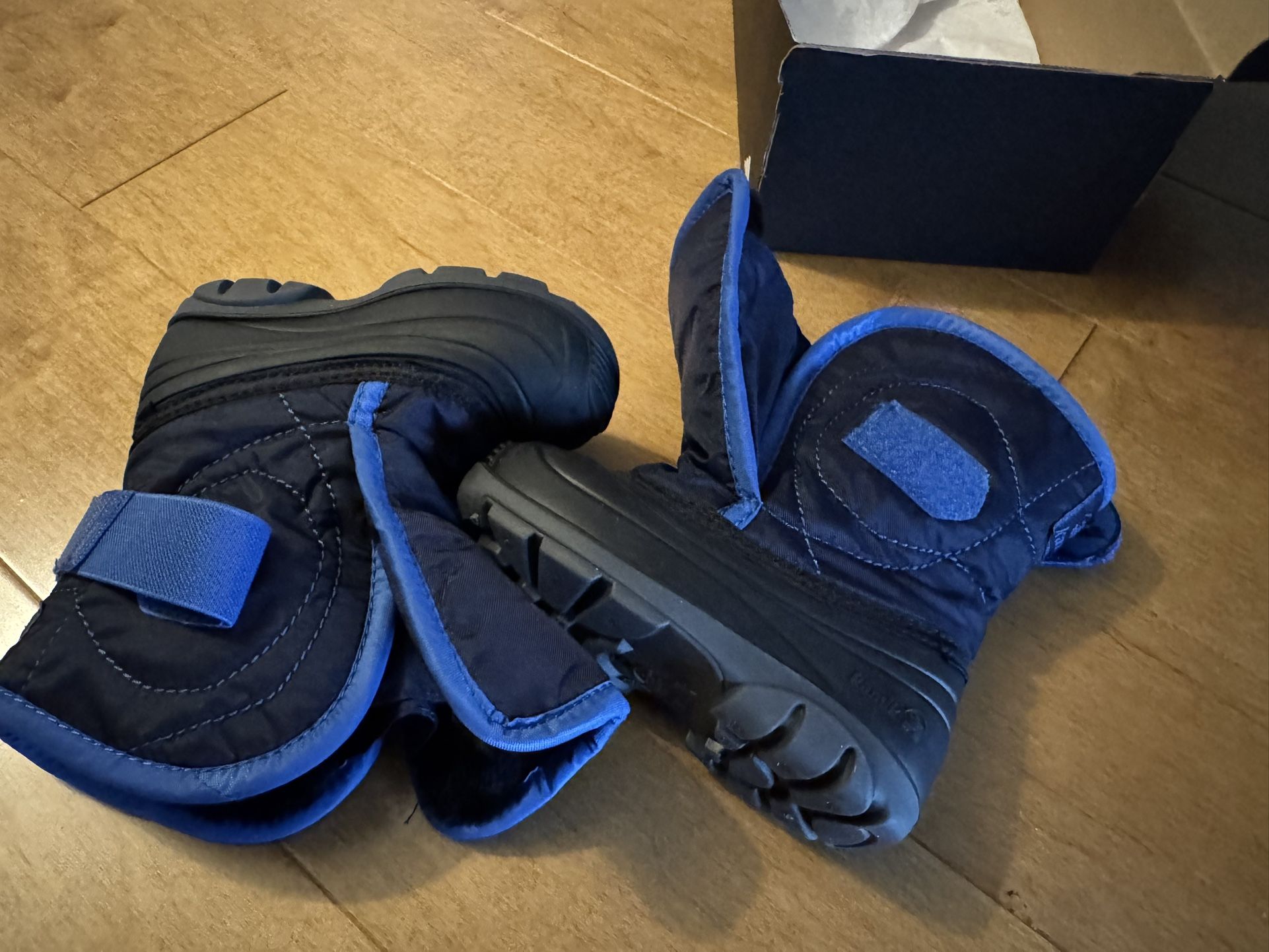 kids winter boots size 7 almost new