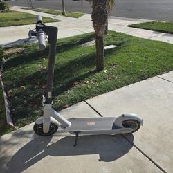 Segway The Ninebot Kickscooter Max G30LP has rear wheel drive with a powerful 350W motor