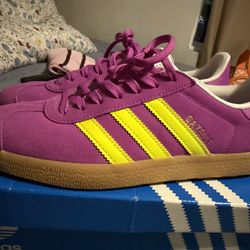 Women Adidas Gazelle Size Z8