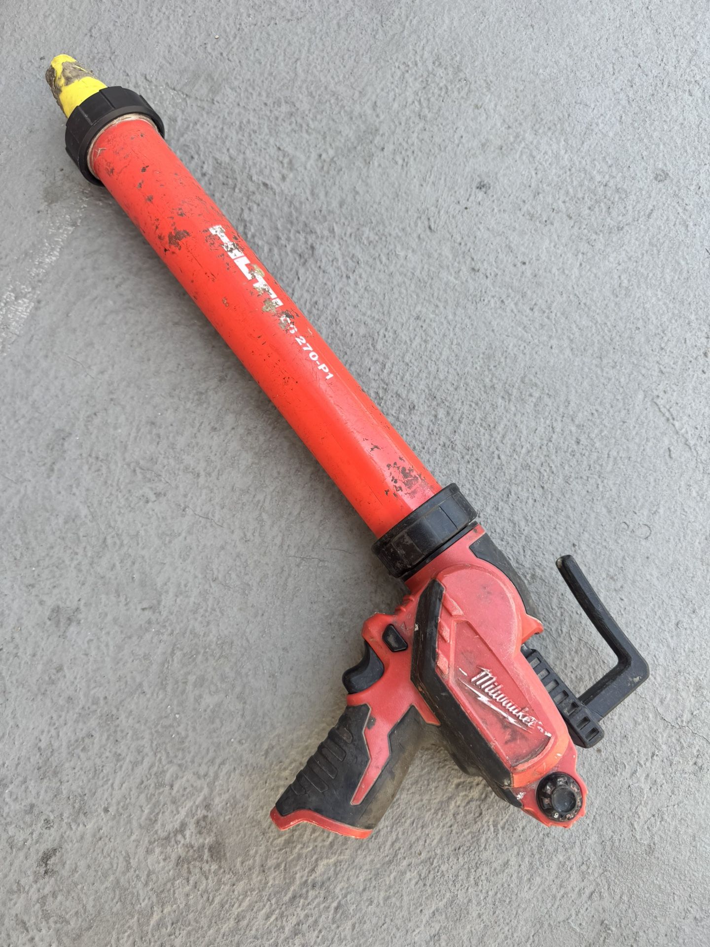 Milwaukee Caulk Gun M12