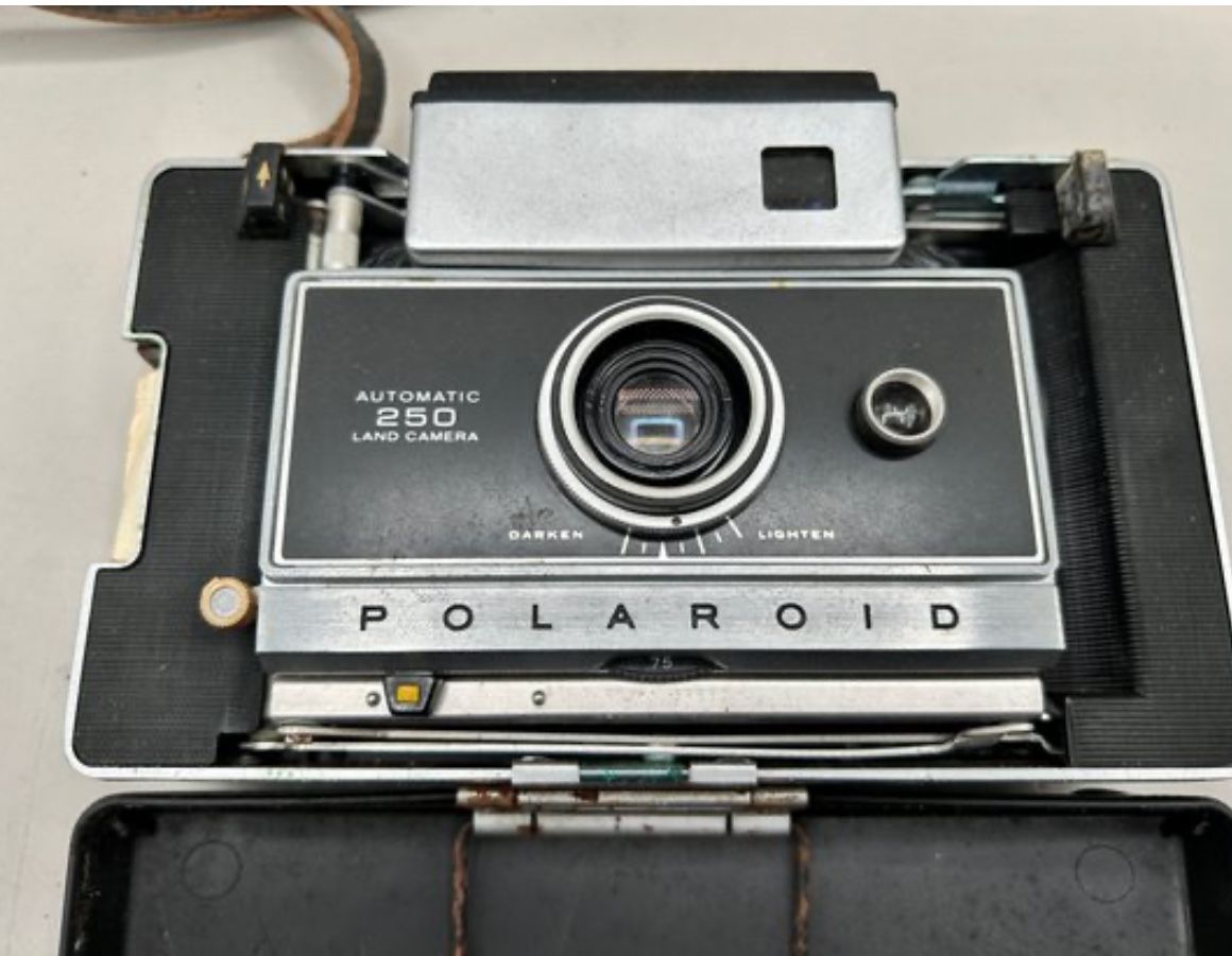 POLAROID AUTOMATIC 250 LAND CAMERA