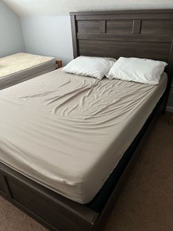 Bed queen + mattress + box springFREE