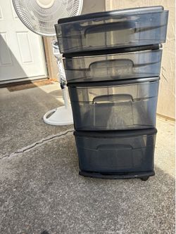 4 plastic drawers