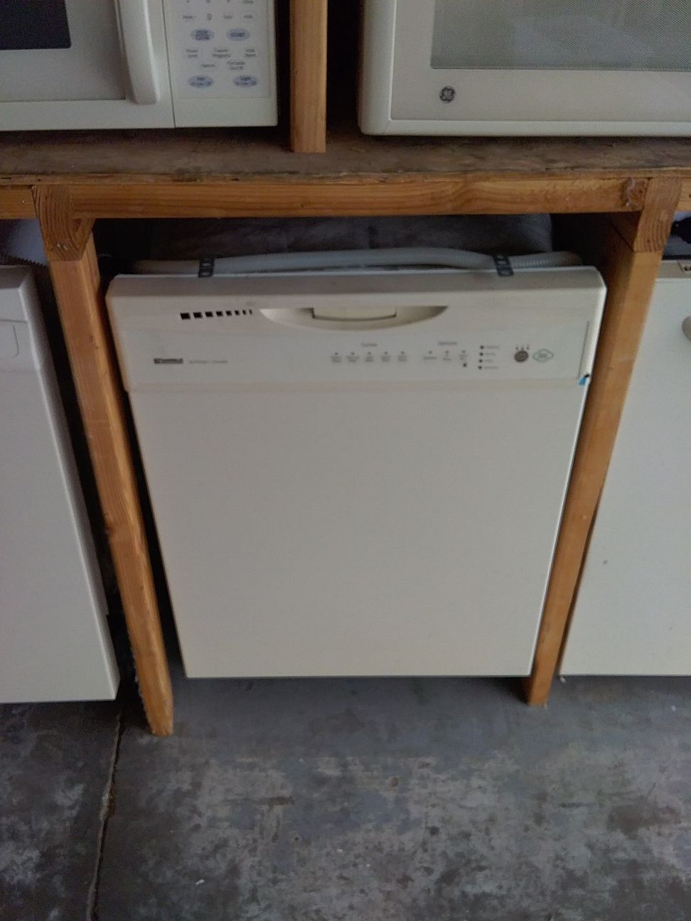 Off white Kenmore dishwasher with plastic tub in excellent working condition