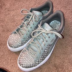 Women’s Pumas Size 9