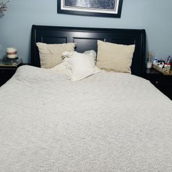 Brown King Bed And Nightstands 